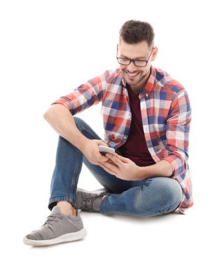 Beyaz arka plan üstünde hareket eden telefon ile çekici bir genç adam