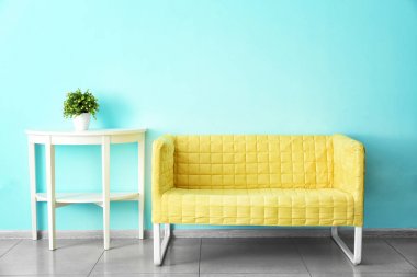 Minimalist iç odada rahat koltuk