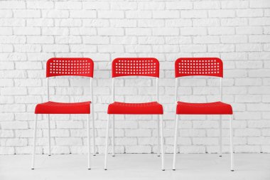 Beyaz tuğla duvarının yakınında modern sandalye