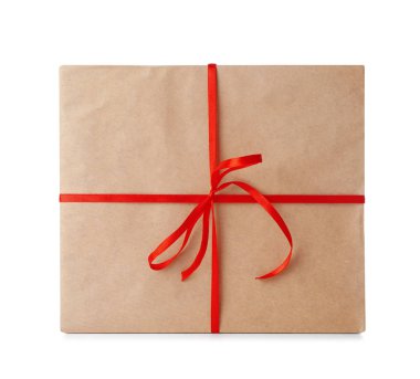 Kraft kağıt üzerinde beyaz izole kırmızı kurdele ile hediye kutusunda