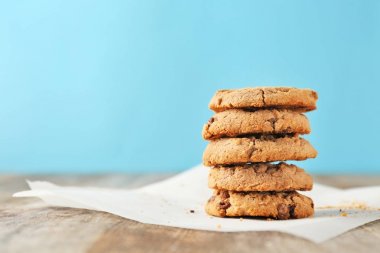 Ahşap masa üzerinde çikolata parçaları ile lezzetli yulaf ezmeli kurabiye yığını