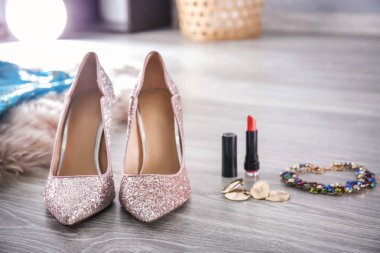 Güzel yüksek topuklu ayakkabı ve Aksesuar kattaki parti için