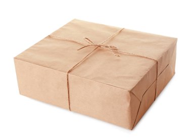Kraft kağıt üzerinde beyaz izole hediye kutusunda