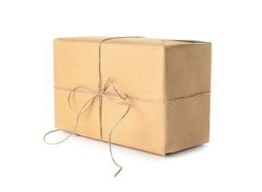 Kraft kağıt üzerinde beyaz izole hediye kutusunda
