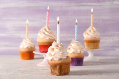 Renk duvara karşı masada mumlarla doğum günü kek