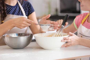 Anne ve kızı hamur hazırlıyor. 