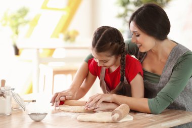 Anne ve kızı hamur hazırlıyor. 