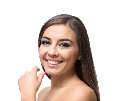 Güzel genç kadın ile kirpik uzatma ışık arka plan üzerinde