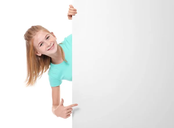 Niedliches Mädchen mit leerer Werbetafel auf weißem Hintergrund — Stockfoto