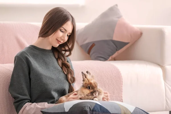 Mooie Jonge Vrouw Met Huisdier Konijn Thuis — Stockfoto