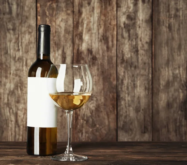 Glas Weißwein Und Flasche Mit Leerem Etikett Auf Holztisch Mock — Stockfoto