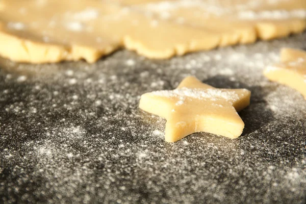 テーブルの上の生生地から切削クッキー — ストック写真