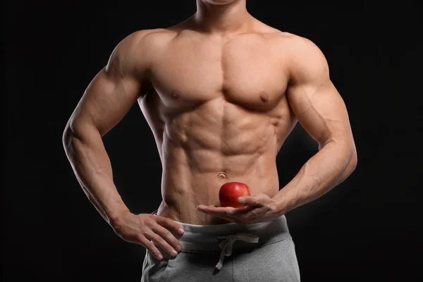 Schöner Muskulöser Junger Mann Mit Apfel Schwarzer Wand — Stockfoto