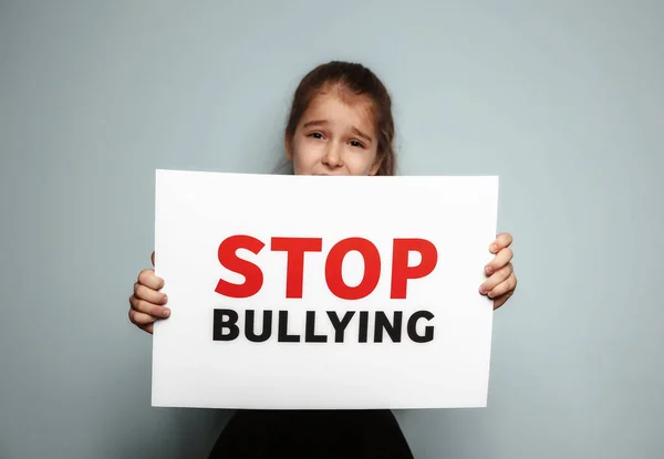 Dziewczynka Gospodarstwa Znak Tekstem Stop Bullying Jasnym Tle — Zdjęcie stockowe