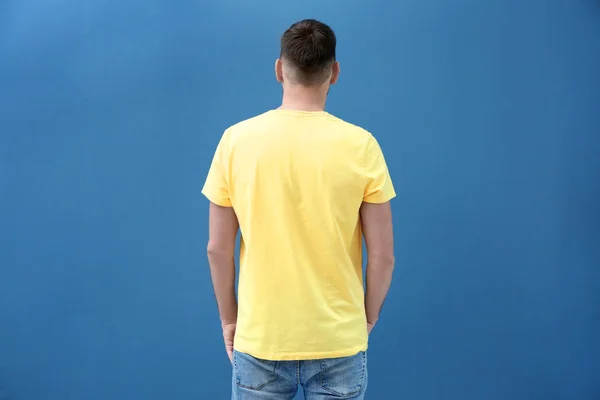 Hombre Joven Camiseta Sobre Fondo Color Burla Para Diseño — Foto de Stock