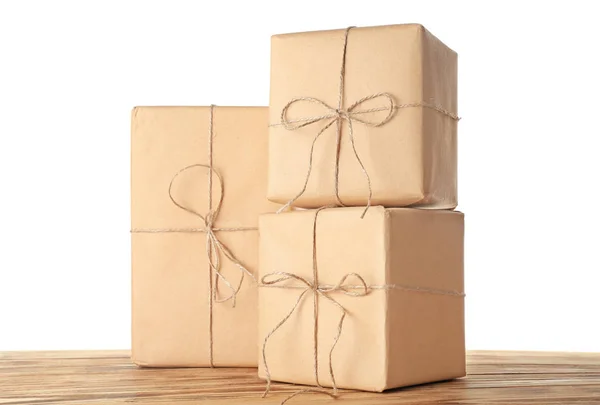 Paket Geschenkboxen Auf Holztisch Vor Weißer Wand — Stockfoto