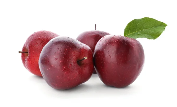 白で隔離熟した赤いリンゴ — ストック写真
