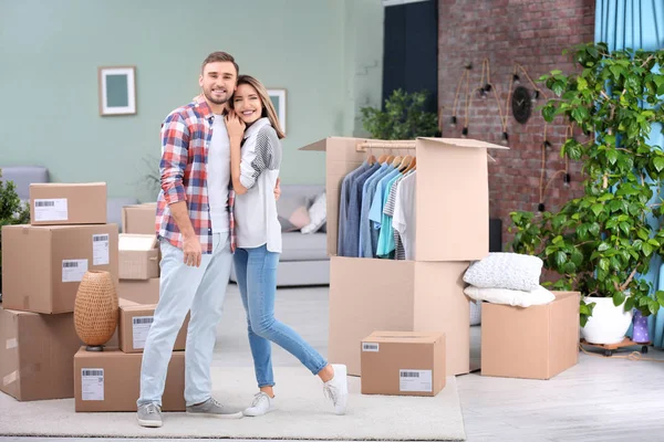 Jong koppel in de buurt van garderobe vakken over het verplaatsen van de dag — Stockfoto