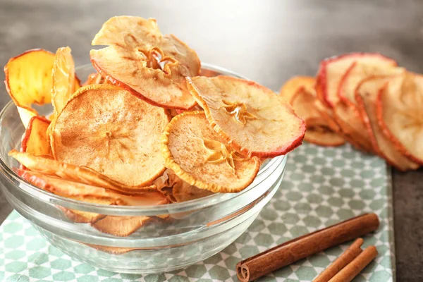Skål Med Välsmakande Äpple Chips Bordet — Stockfoto