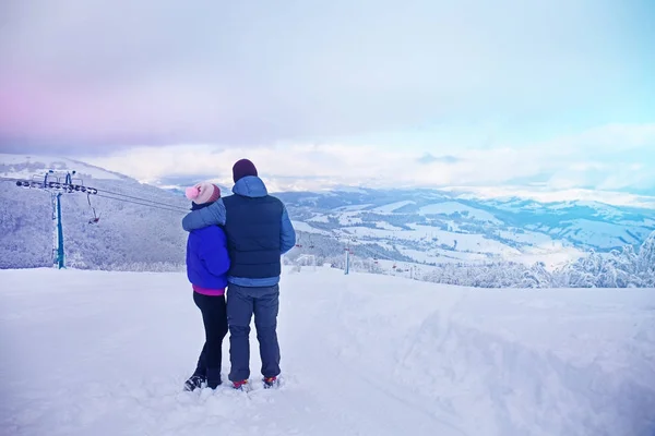 Casal Desfrutando Beleza Estância Esqui Montanha — Fotografia de Stock