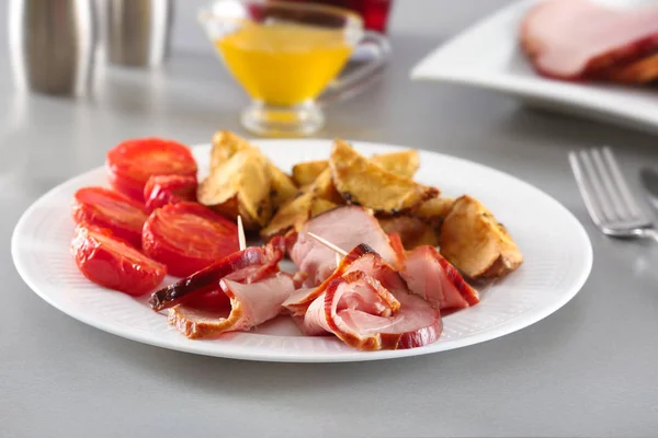 Plate Sliced Honey Baked Ham Vegetables Table — Stock Photo, Image