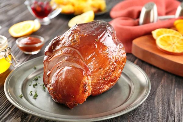Metal Plate Traditional Honey Baked Ham Table — Stock Photo, Image