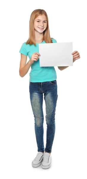 Menina Bonito Com Folha Papel Branco Para Publicidade Fundo Branco — Fotografia de Stock