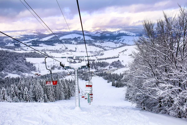 Skilift Besneeuwde Resort Bergen — Stockfoto