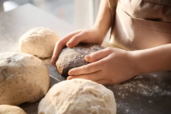 Mujer Con Masa Mesa Primer Plano — Foto de Stock