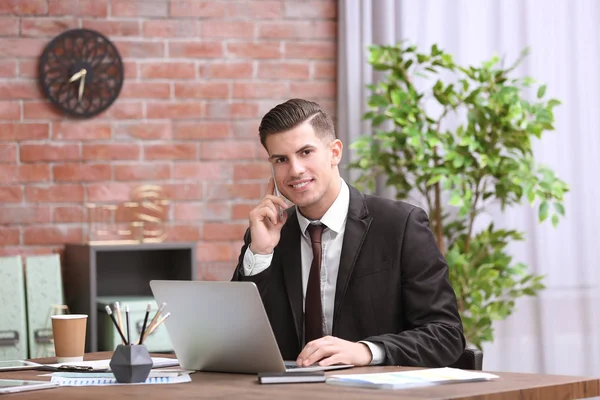 Mannen Elegant Kostym Arbetsplatsen — Stockfoto