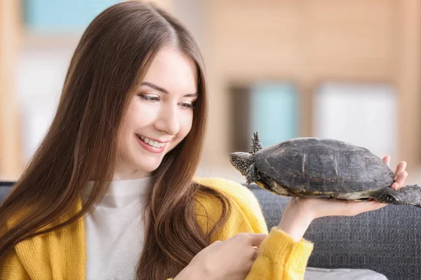 Mooie Jonge Vrouw Met Huisdier Schildpad Thuis — Stockfoto