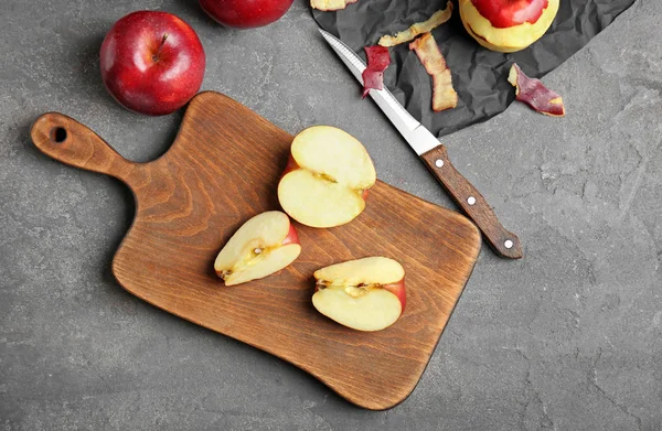 Wooden Board Sliced Red Apple Table — Stock Photo, Image