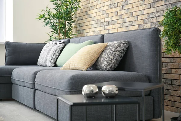 Wygodna Sofa Poduszkami Pokoju — Zdjęcie stockowe