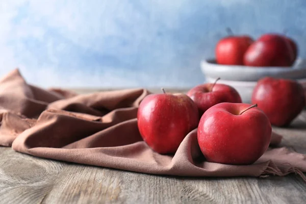 Manzanas Rojas Maduras Sobre Mesa Madera —  Fotos de Stock