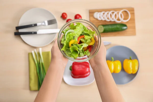 Vrouw Kom Smakelijke Salade Van Groenten Houden Boven Tafel Met — Stockfoto