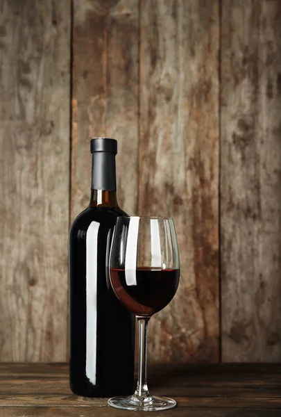 Flasche Und Glas Mit Rotwein Auf Holztisch — Stockfoto