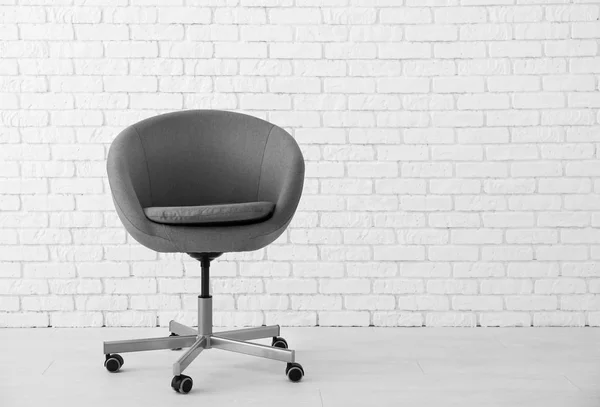 Moderner Sessel Der Nähe Weißer Ziegelwand — Stockfoto