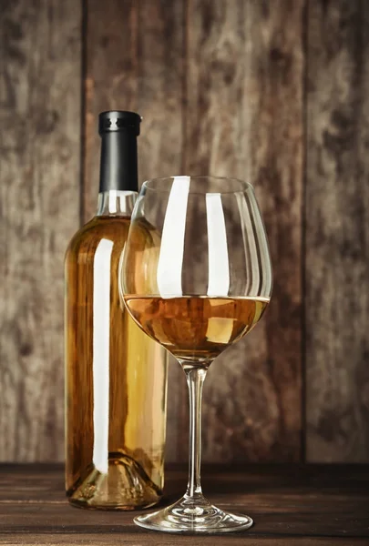 Flaska Och Glas Med Vitt Vin Träbord — Stockfoto