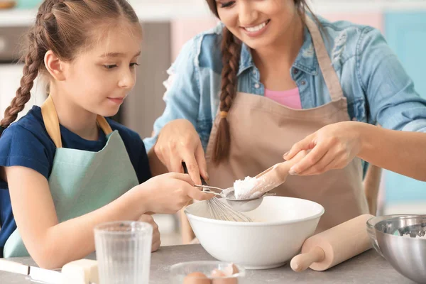 Moeder en dochter maken deeg — Stockfoto