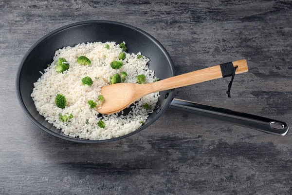 Koekenpan Met Rijst Broccoli Tafel — Stockfoto