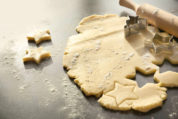 Tagliando Biscotti Pasta Cruda Sul Tavolo — Foto Stock