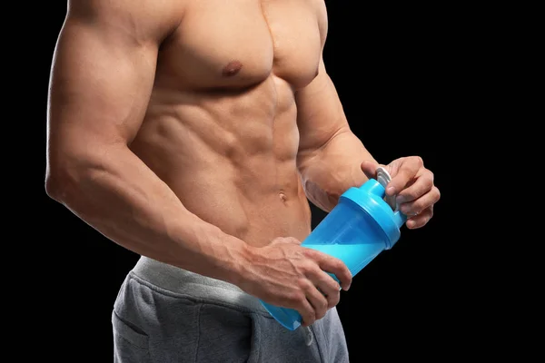 Schöner Muskulöser Junger Mann Mit Proteinshake Schwarzer Wand — Stockfoto