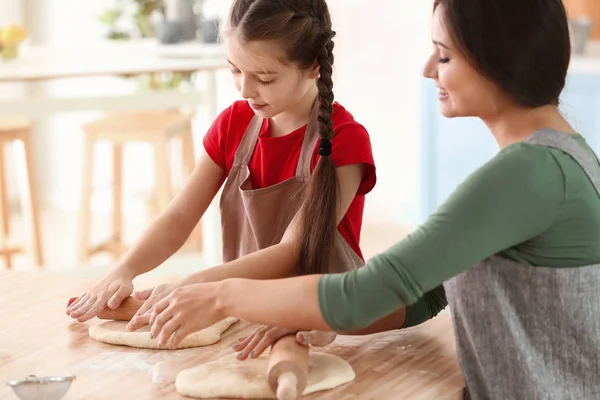 Mother and daughter preparing dough — Stock Photo, Image