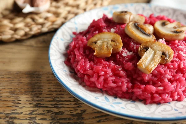 Plaat Van Smakelijke Rode Biet Risotto Met Champignons Tafel Close — Stockfoto