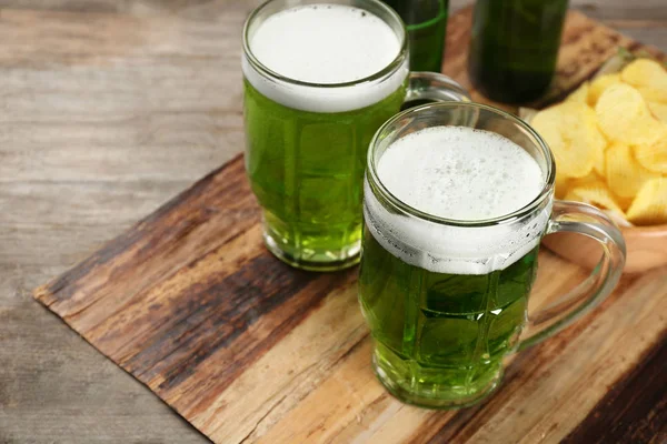 Glas Grünbier Auf Holzbrett Feier Zum Heiligen Patricks Day — Stockfoto