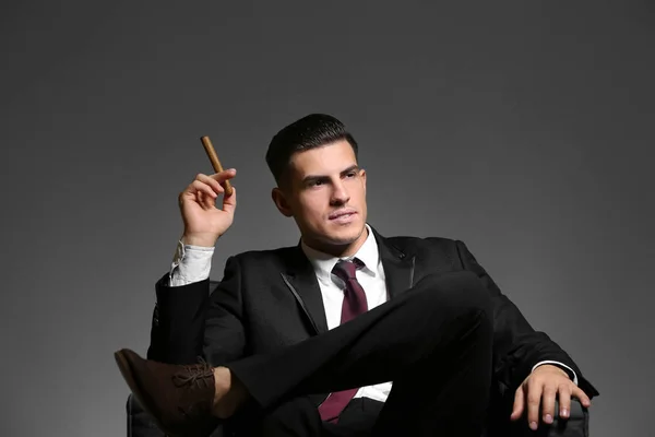 Hombre Traje Elegante Con Cigarro Sobre Fondo Gris —  Fotos de Stock