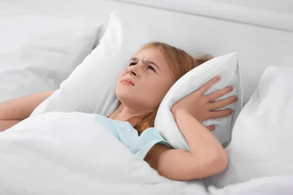 Rahatsız Kız Yatakta Yastık Kulaklarıyla Kapsayan — Stok fotoğraf