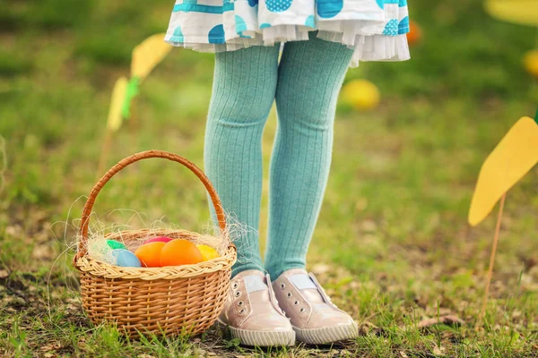 公園の緑の草の上のカラフルな卵のバスケット少女 イースター ハント コンセプト — ストック写真