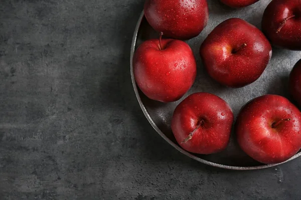 Assiette Avec Pommes Rouges Mûres Sur Table Grise — Photo