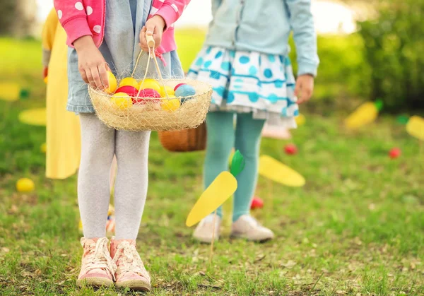 Kleine Meisjes Met Mandje Met Kleurrijke Eitjes Park Pasen Hunt — Stockfoto